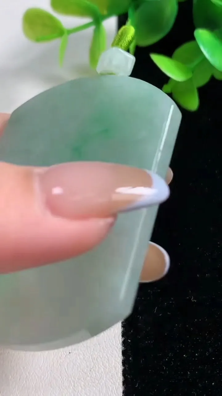 天然A货翡翠无事牌吊坠，尺寸56-42.3-5.3，重量:34.03g
10月29日