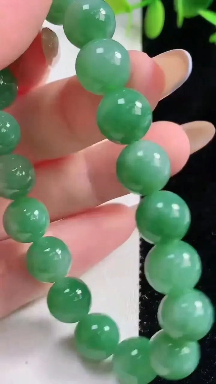 天然A货翡翠圆珠手串，尺寸10-19颗，重量:31.96g10月29日
工厂直销收藏佳品,种好水足，色泽均匀，有种有色，上手高大气！