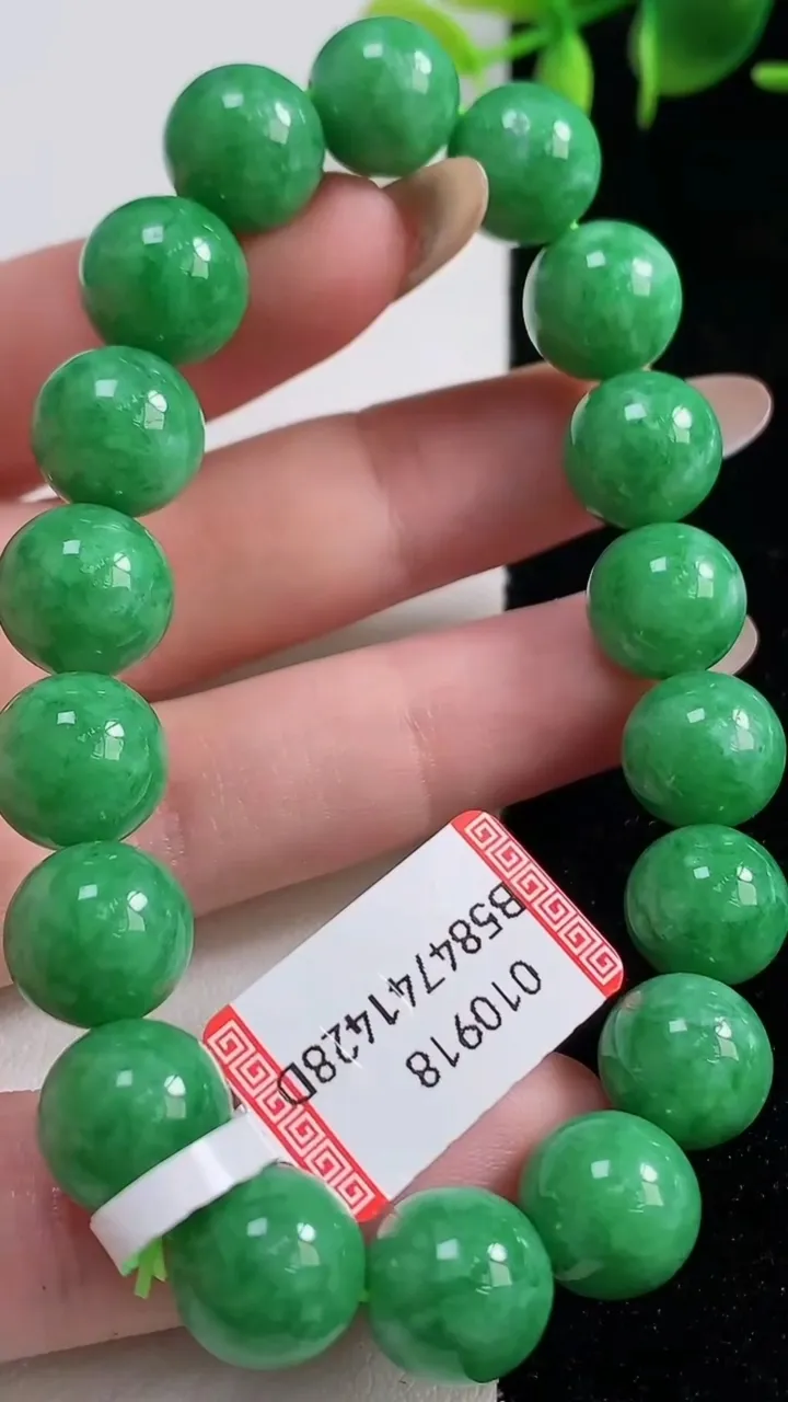 天然A货翡翠圆珠手串，尺寸10.9-18颗，重量:42.47g10月29日
工厂直销收藏佳品,种好水