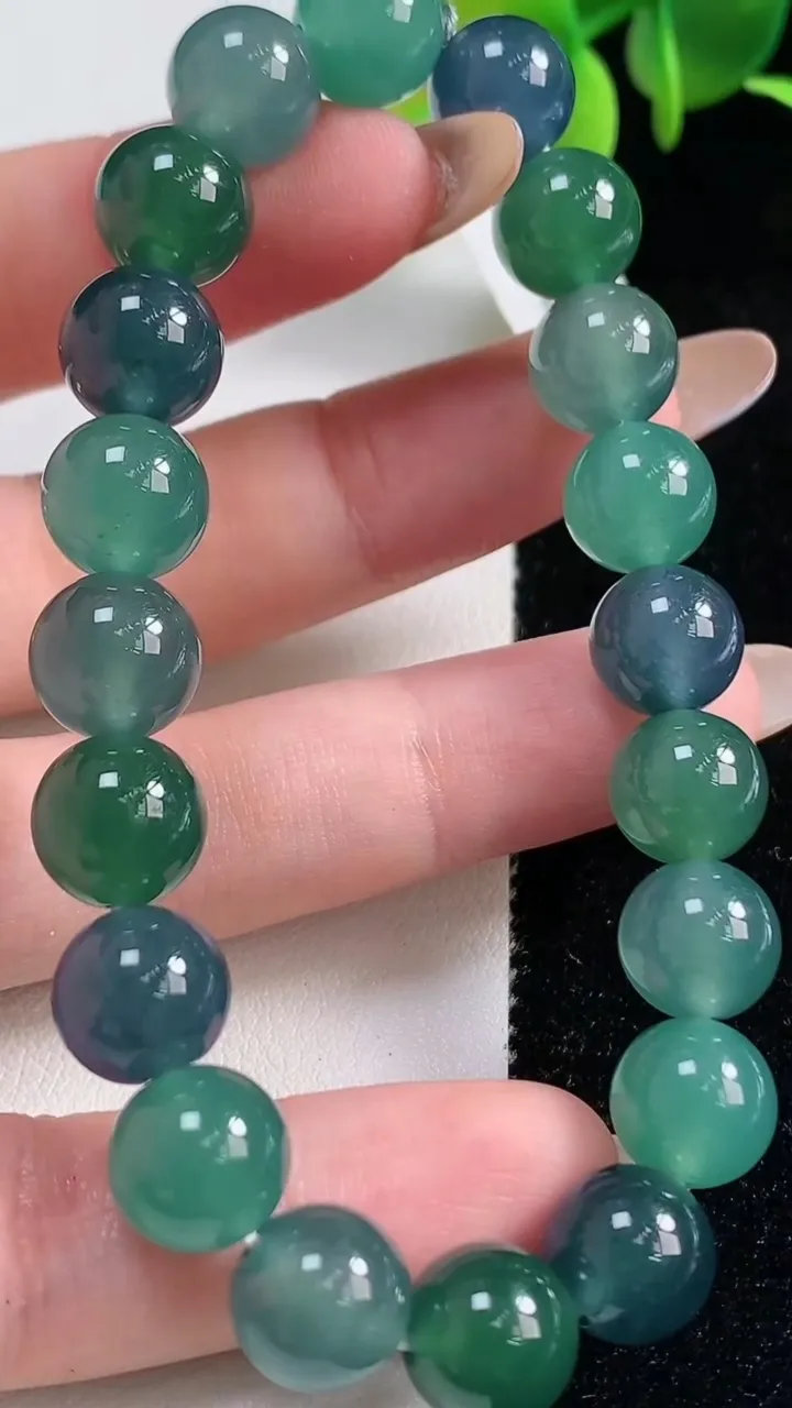 天然A货翡翠圆珠手串，尺寸9.6-20颗，重量:32.65g10月29日
工厂直销收藏佳品,种好水足，色泽均匀，有种有色，上手高大气！