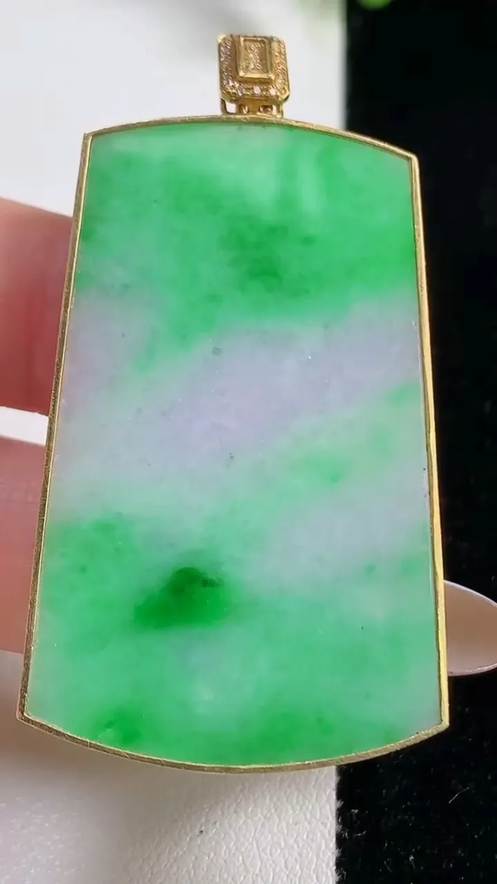 天然A货翡翠无事牌吊坠，尺寸476-30-4，重量:15.76g
10月29日