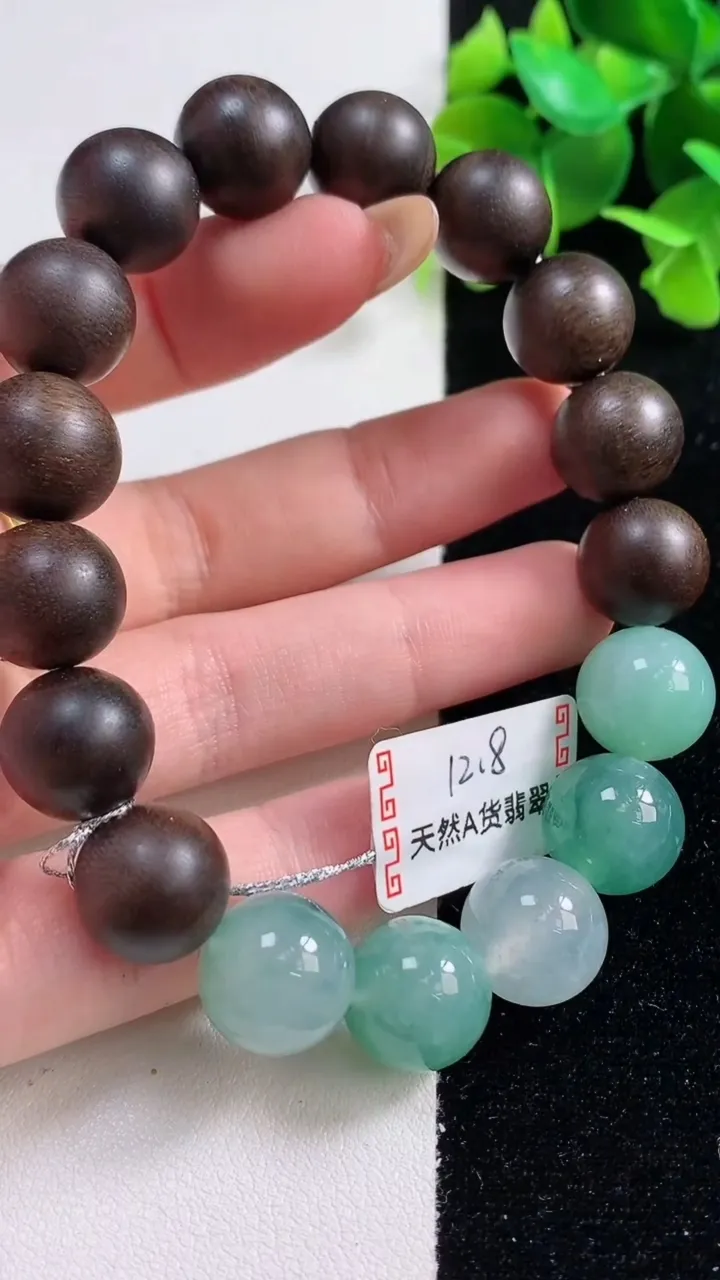 天然A货翡翠圆珠手串，尺寸12.8，重量:31.74g10月29日
工厂直销收藏佳品,种好水足，色泽均匀，有种有色，上手高大气！