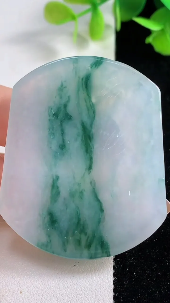 天然A货翡翠冰种飘花生肖鸡吊坠，尺寸53-44.2-5.2，重量:28.12g
10月29日