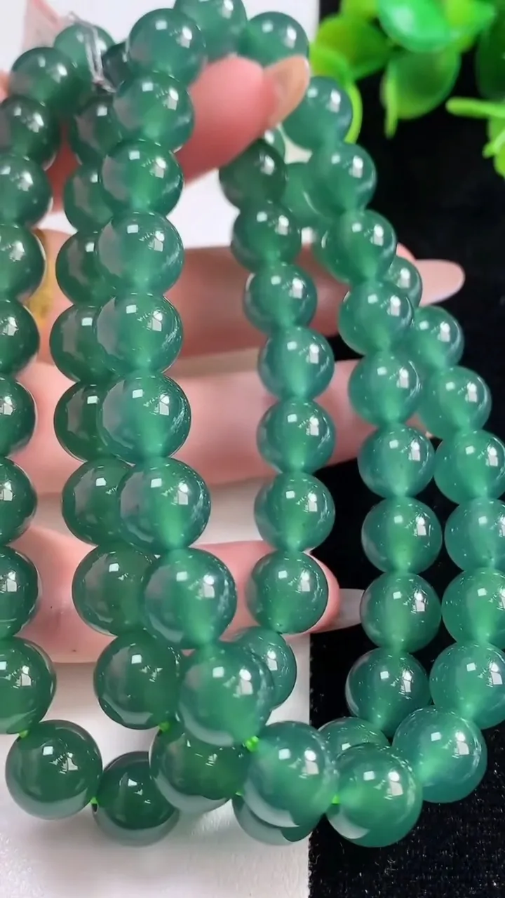 天然A货翡翠圆珠项链，尺寸10-68颗，重量:115.03g10月29日
工厂直销收藏佳品,种好水足，色泽均匀，有种有色，上手高大气！