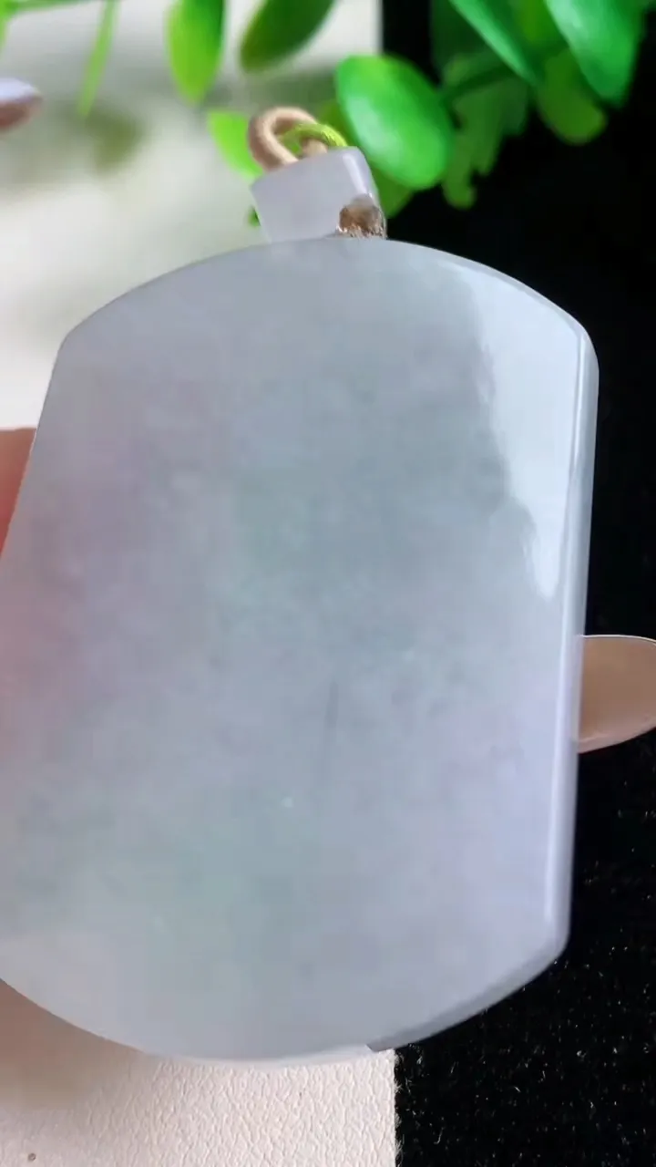 天然A货翡翠无事牌吊坠，尺寸54-39.8-6.4，重量:38.61g
10月29日