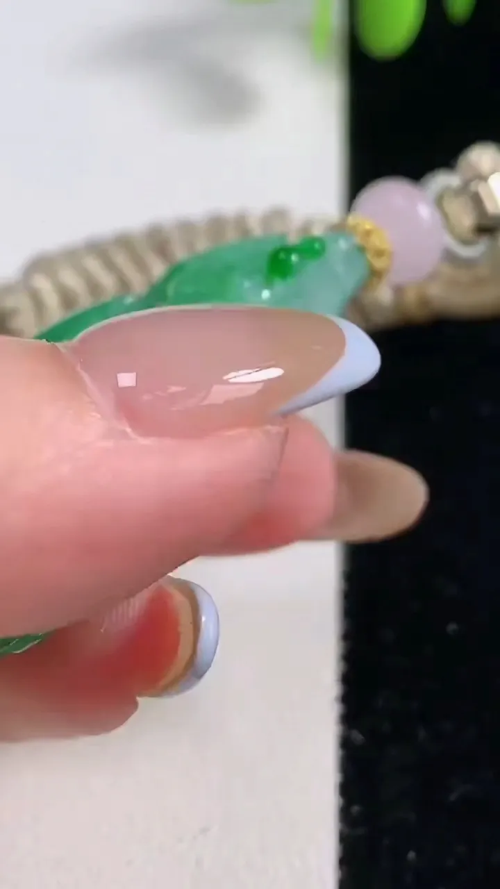 天然A货翡翠白菜吊坠，尺寸53.3-29.1-11.5，重量:33.99g
10月29日