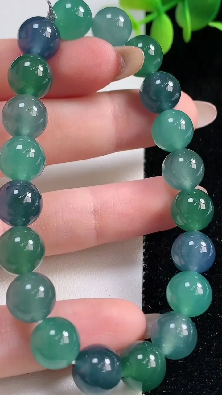 天然A货翡翠圆珠手串，尺寸9.6-20颗，重量:32.65g10月29日
工厂直销收藏佳品,种好水足，色泽均匀，有种有色，上手高大气！