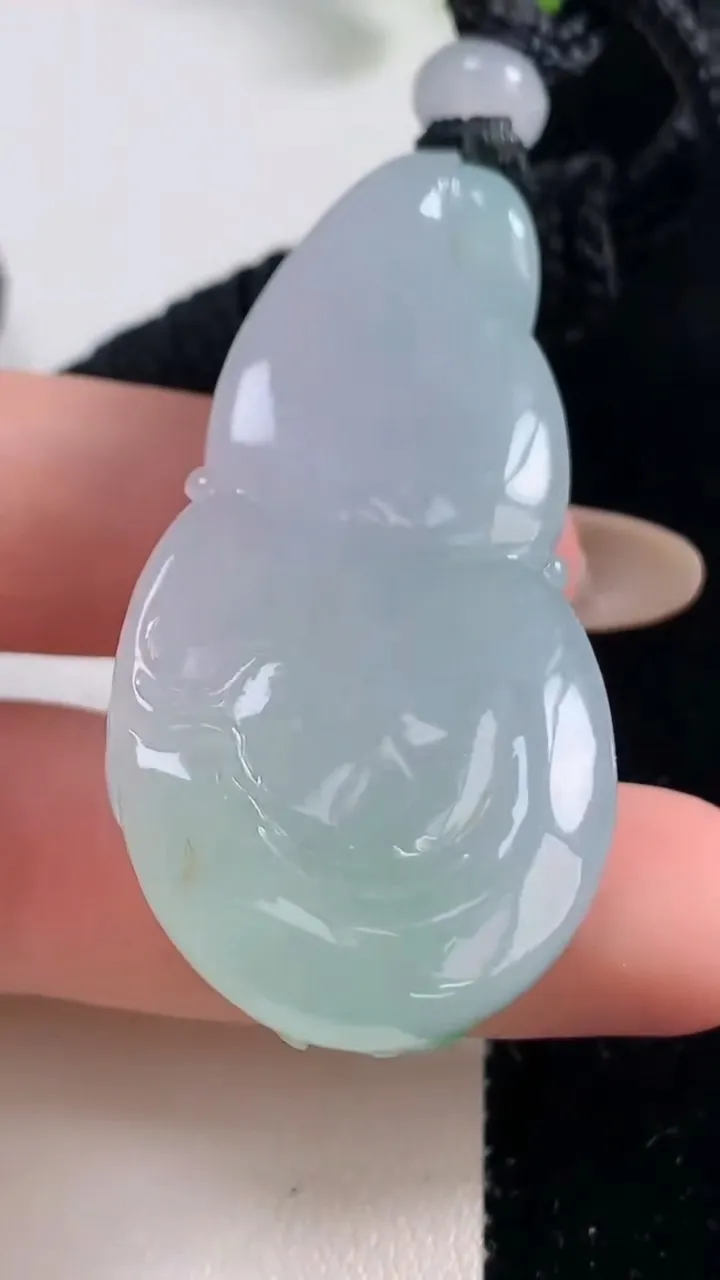 天然A货翡翠葫芦吊坠，尺寸51.4-25-13.7，重量:35.18g
10月29日
