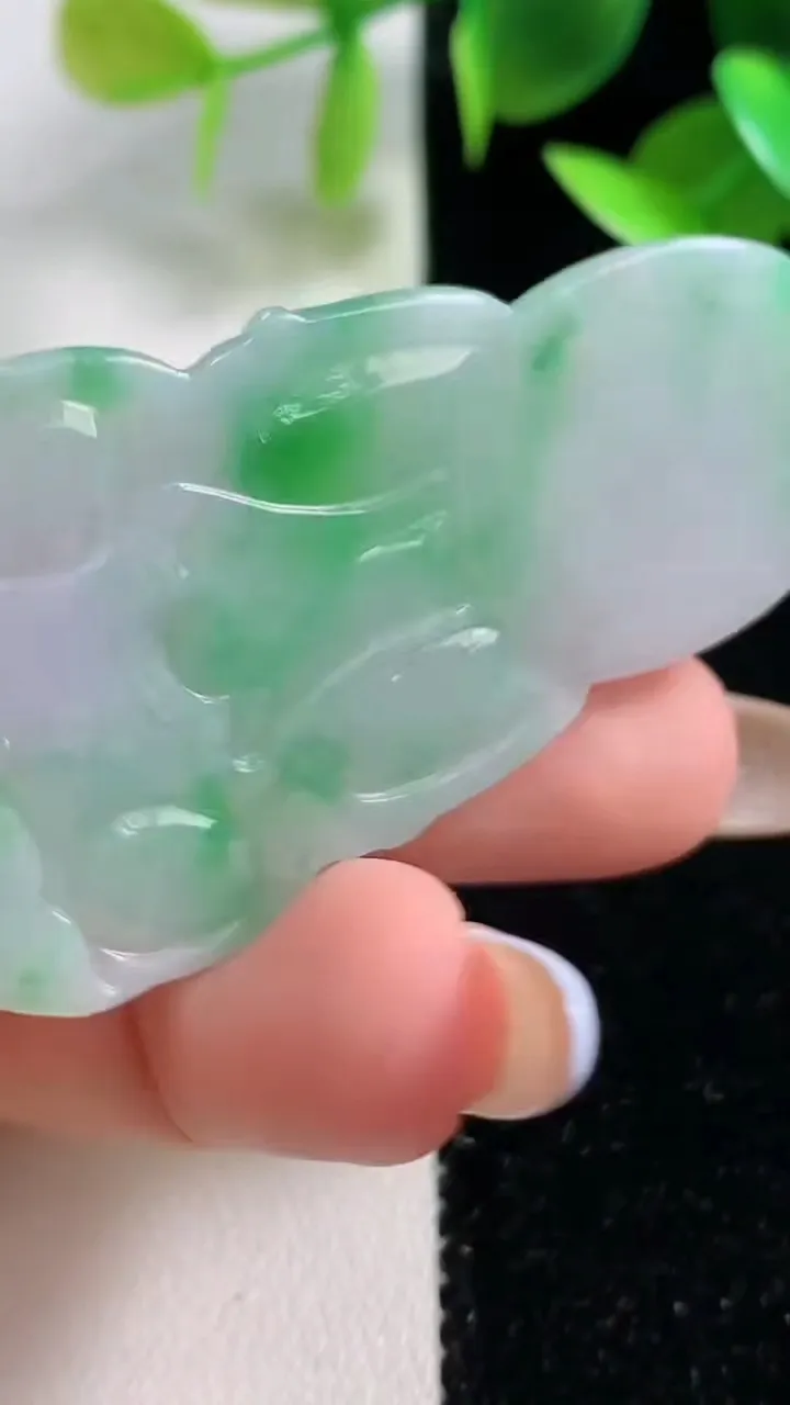 天然A货翡翠观音菩萨吊坠，尺寸55-30-4.4，重量:12.99g
10月29日