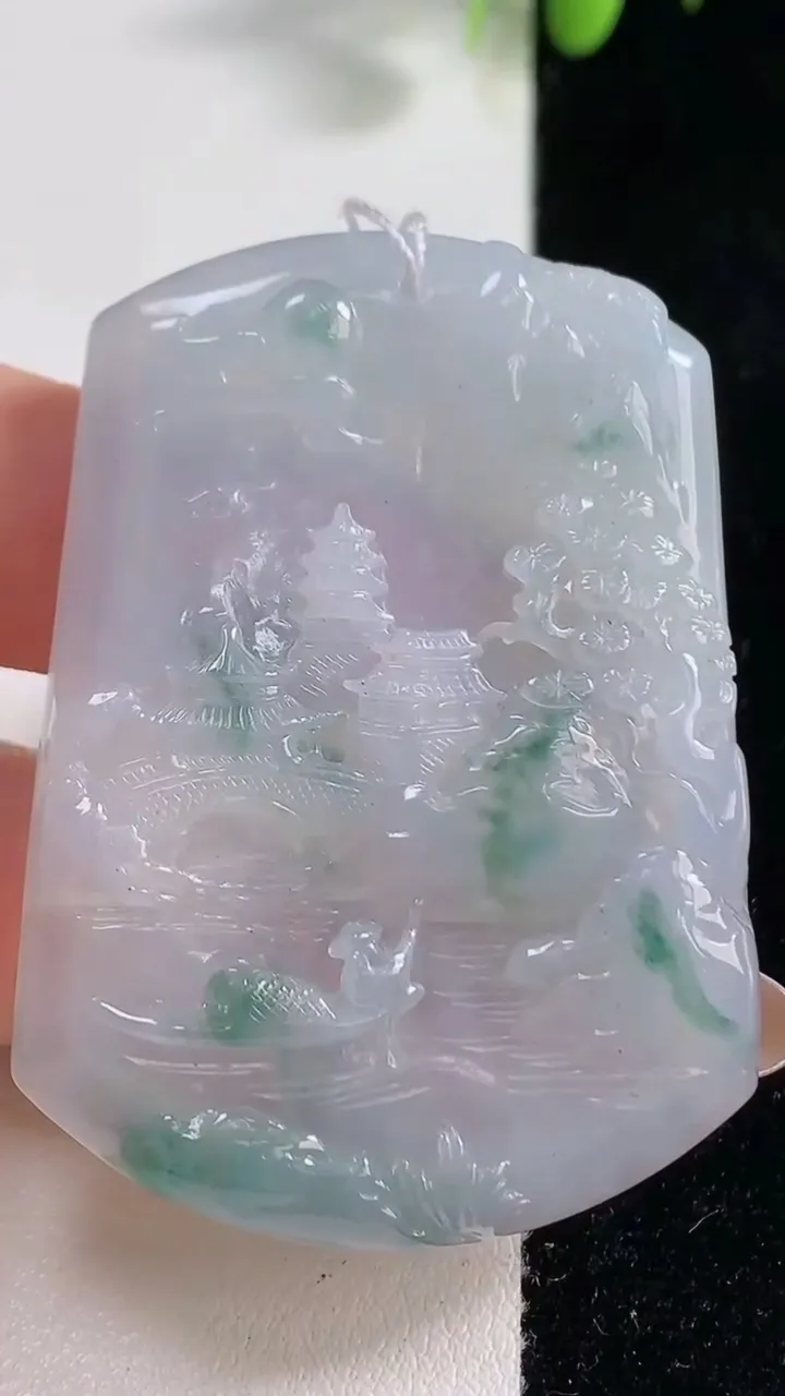 天然A货翡翠种飘花山水牌吊坠，尺寸53-38.2-6.4，重量:25.64g
10月29日