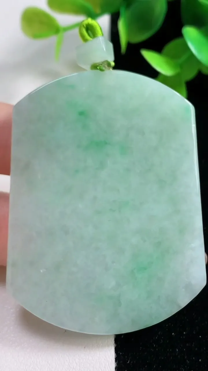 天然A货翡翠无事牌吊坠，尺寸56-42.3-5.3，重量:34.03g
10月29日