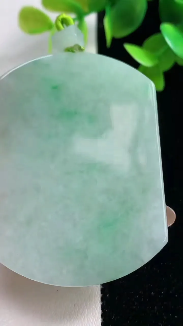 天然A货翡翠无事牌吊坠，尺寸56-42.3-5.3，重量:34.03g
10月29日