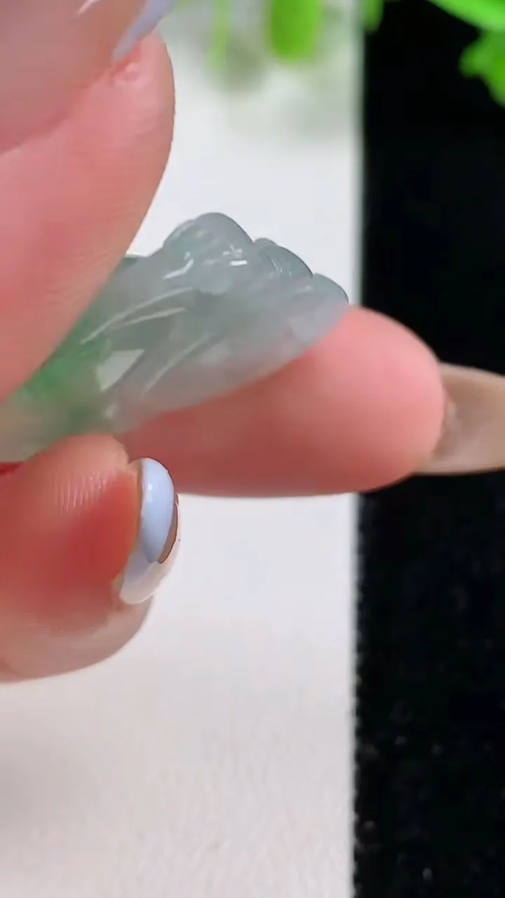 天然A货翡翠佛公吊坠，尺寸24.2-27-6.8，重量:5.68g
10月29日