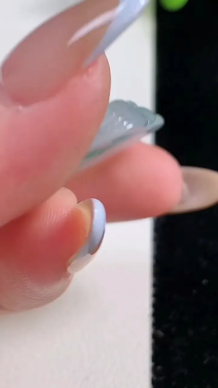 天然A货翡翠冰种飘花佛公吊坠，尺寸30.5-33.2-6.5，重量:9.59g
10月29日