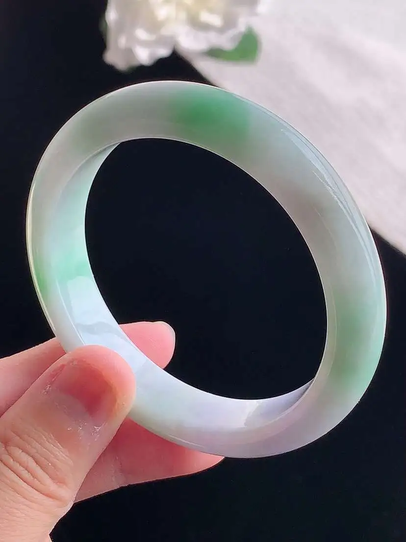 a货翡翠老坑冰种春带彩紫罗兰飘绿正装正圈手镯53-57圈口  尺寸53.7×12×8.8mm 重量4