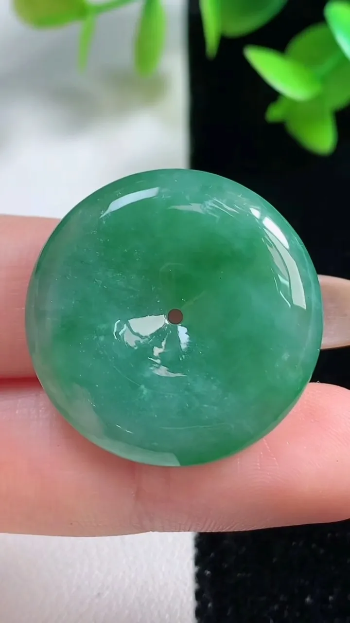 天然A货翡翠平安扣吊坠，尺寸27.3-5.7，重量:9.27g
10月30日