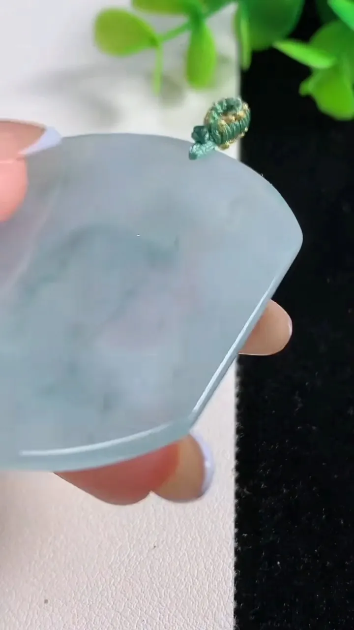 天然A货翡翠冰种飘花阿弥陀佛吊坠，尺寸53-45-5.7，重量:27.95g
10月29日