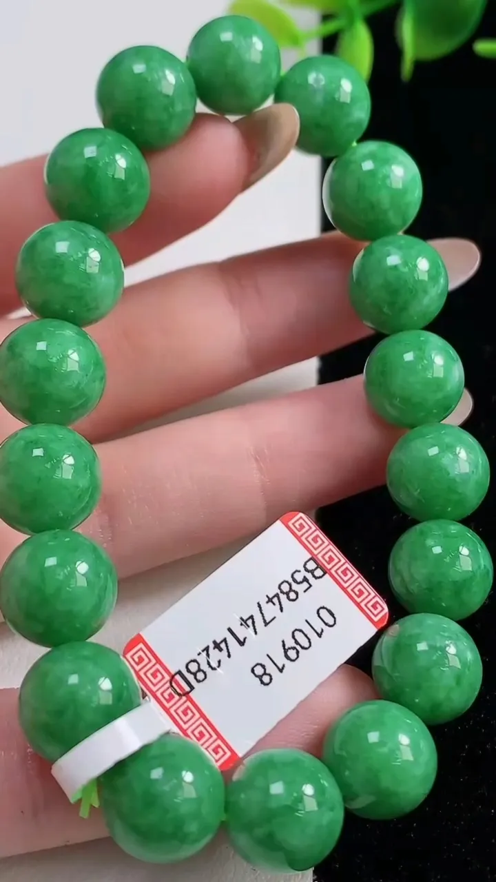 天然A货翡翠圆珠手串，尺寸10.9-18颗，重量:42.47g10月29日
工厂直销收藏佳品,种好水足，色泽均匀，有种有色，上手高大气！