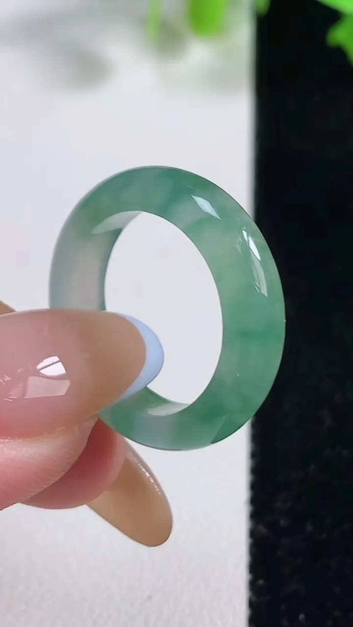 天然A货翡翠冰种飘花指环戒指，尺寸17.8-5.2-3.4，重量:4.14g2025年10月29日
工厂直销收藏佳品,种好水足，色泽均匀，有种有色，上手高大气！