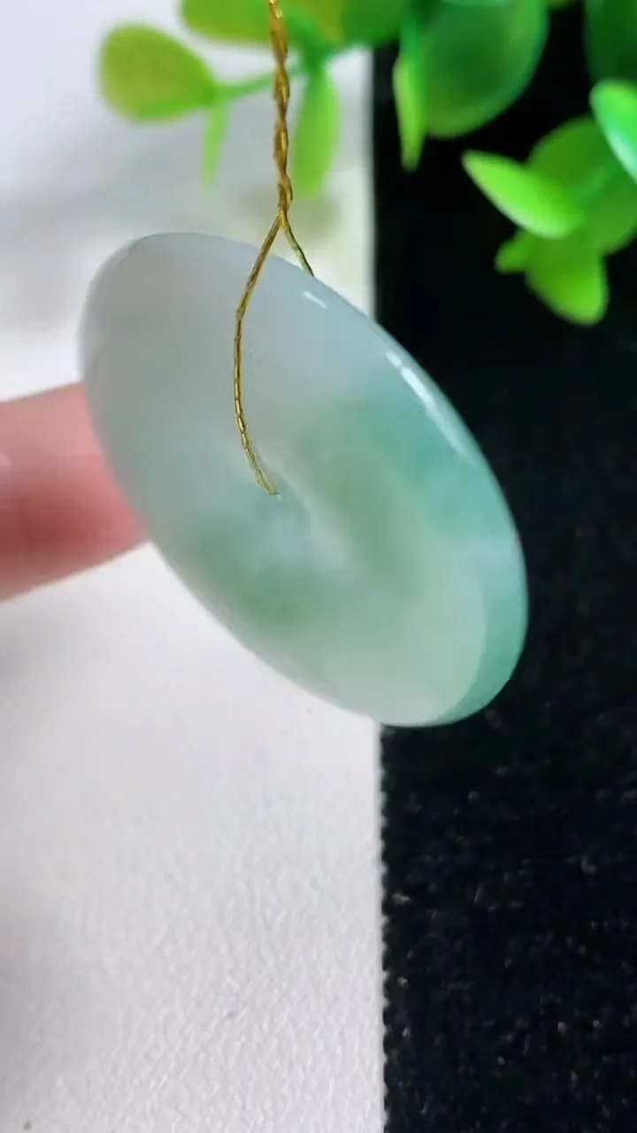 天然A货翡翠冰种飘花平安扣吊坠，尺寸34.7-5.5，重量:15.85g
10月29日