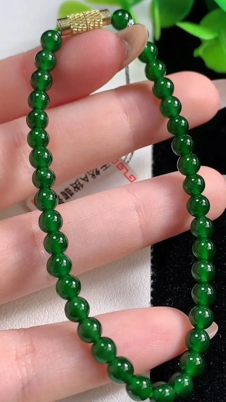 天然A货翡翠圆珠手串，尺寸4.7-38颗，重量:8.07g10月29日
工厂直销收藏佳品,种好水足，色泽均匀，有种有色，上手高大气！