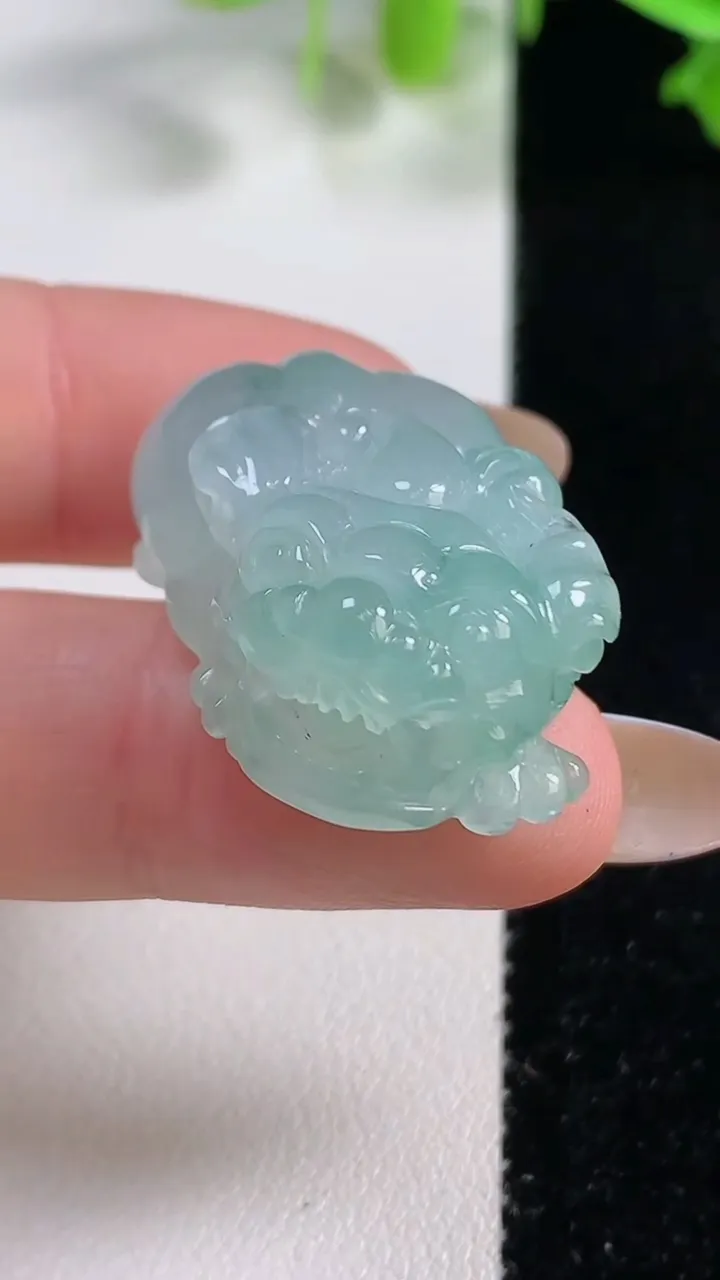 天然A货翡翠貔貅吊坠，尺寸29-18.7-12.3，重量:15.30g
10月29日