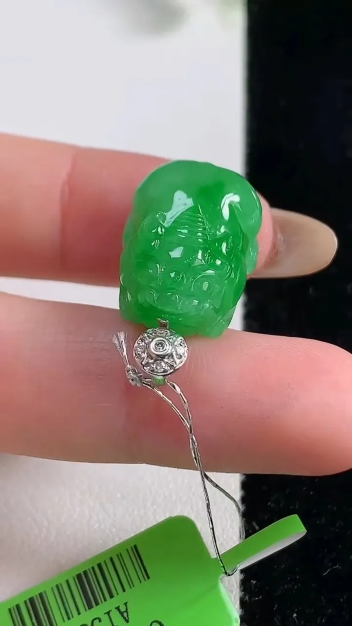 天然A货翡翠貔貅吊坠，尺寸20.2-14-9.2，重量:5.80g
10月29日