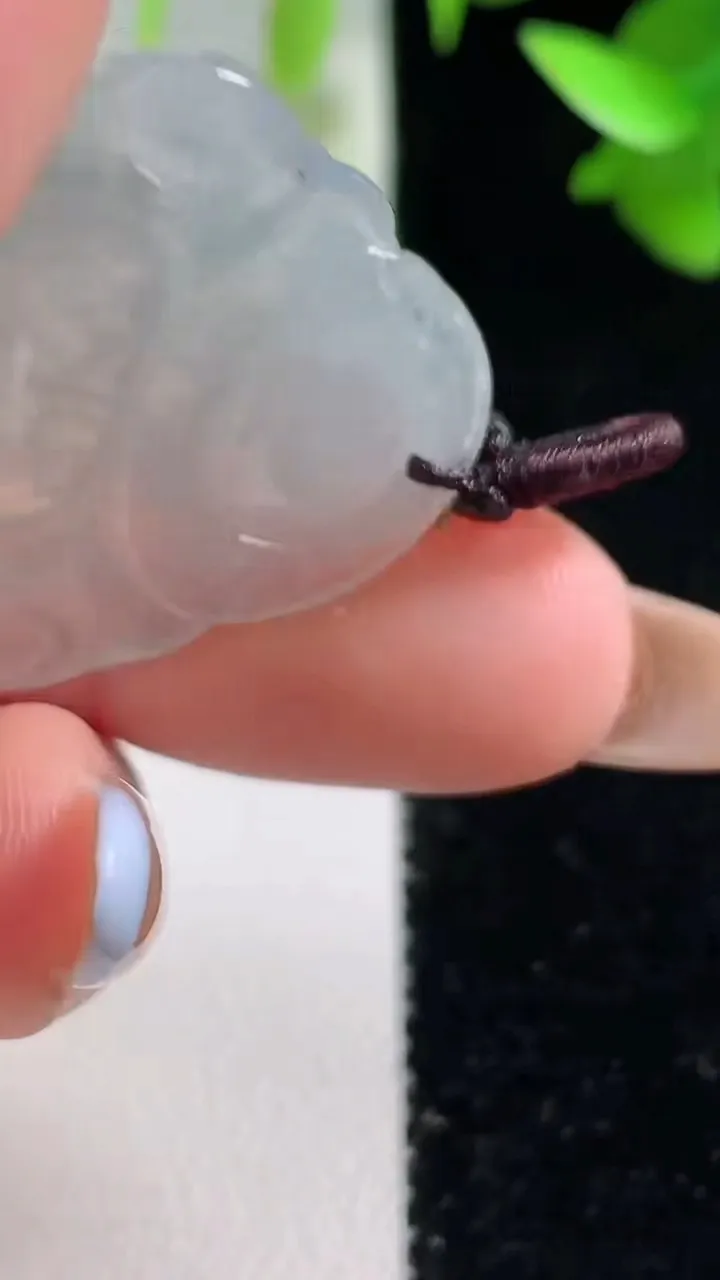 天然A货翡翠佛公吊坠，尺寸26-30-5.6，重量:6.64g
10月29日