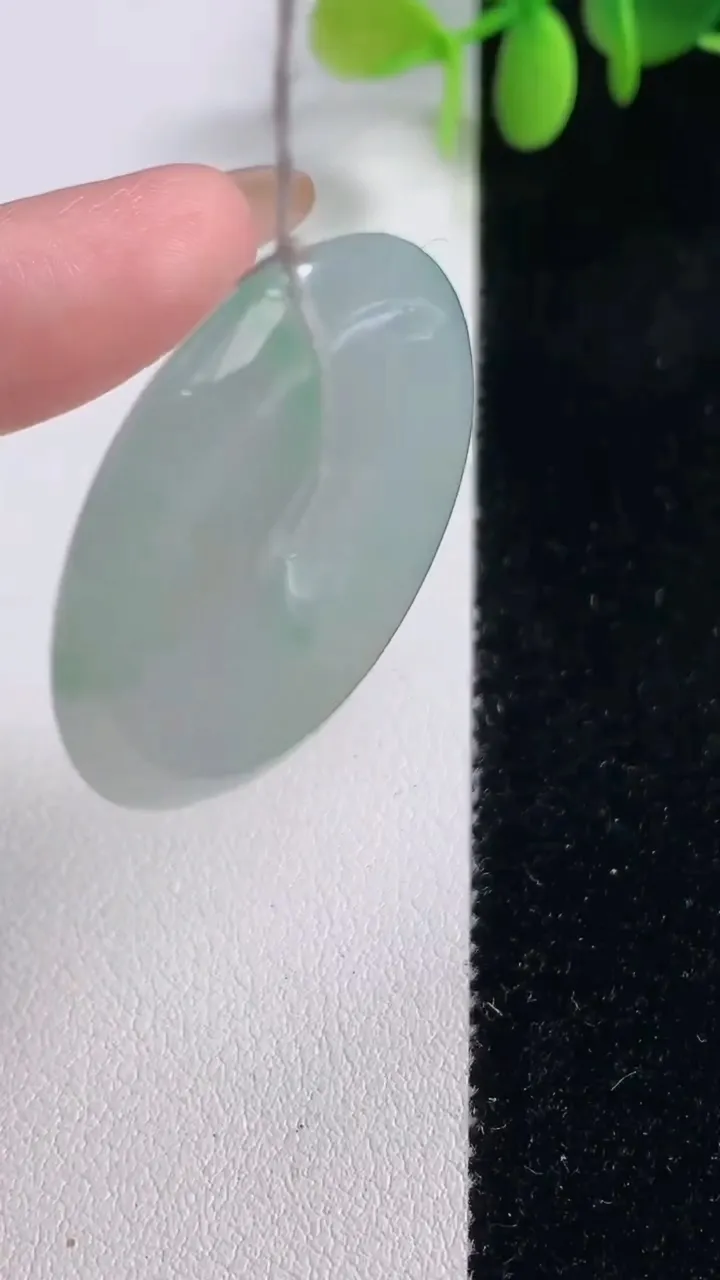 天然A货翡翠平安扣吊坠，尺寸33-5.6，重量:13.66g
10月29日