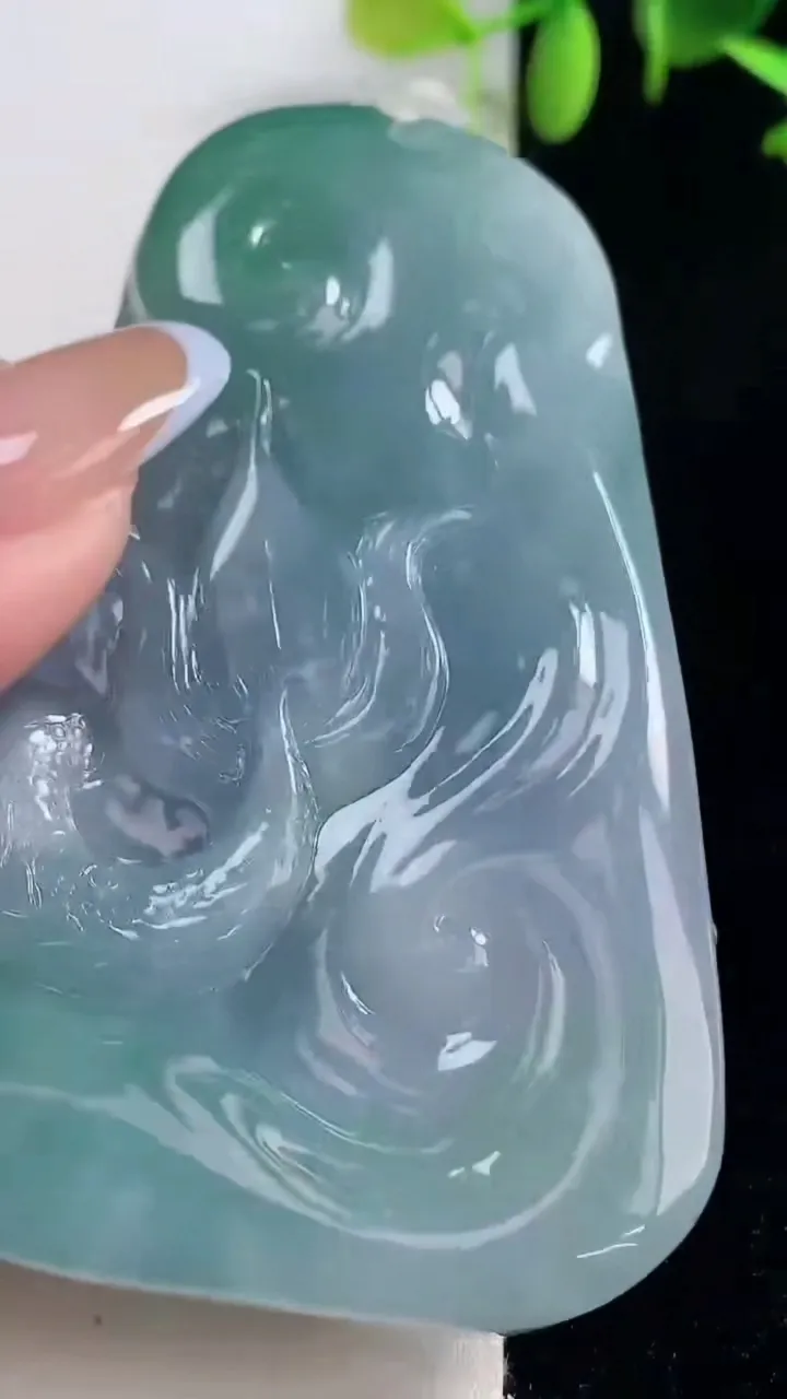 天然A货翡翠种春带彩紫罗兰一念之间吊坠，尺寸76.8-48-11.9，重量:92.97g
10月29日