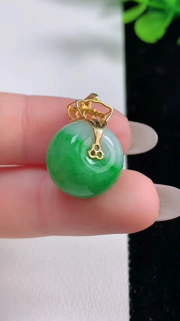 天然A货翡翠路路通吊坠，尺寸15.2-12.5，重量:6.86g
10月29日