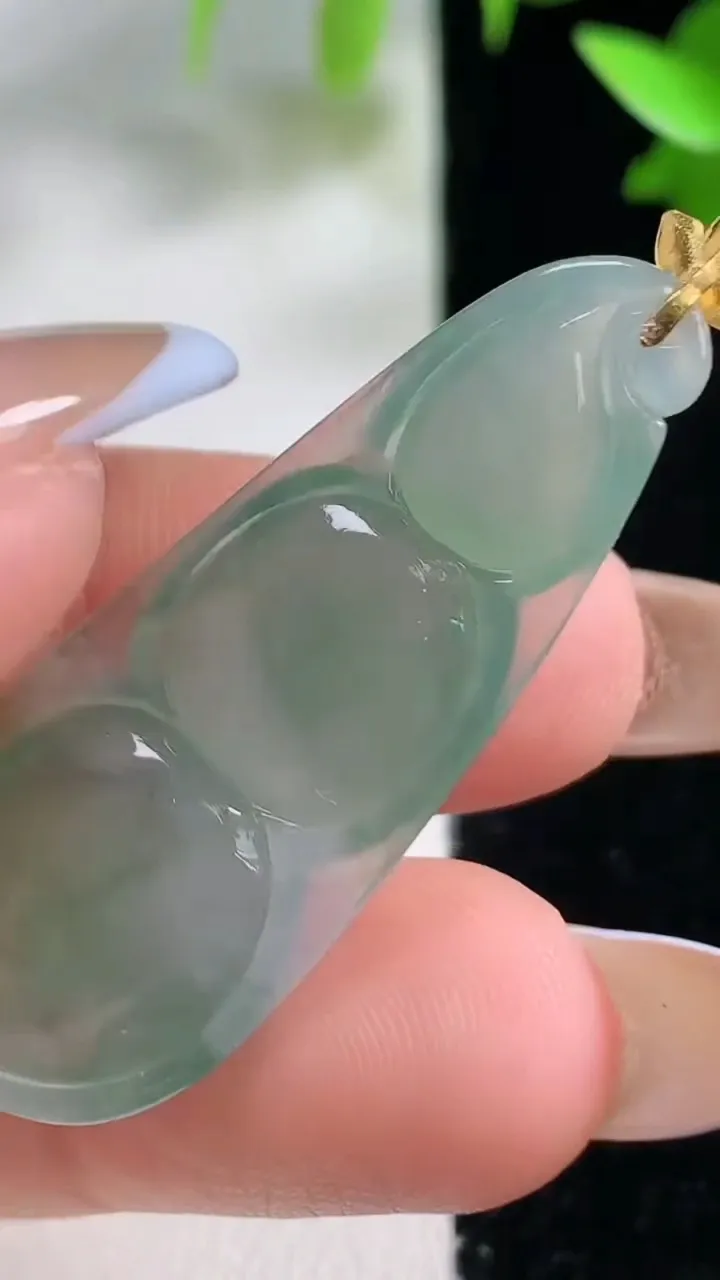 天然A货翡翠福豆吊坠，尺寸41-15.9-5.8，重量:6.25g
10月29日