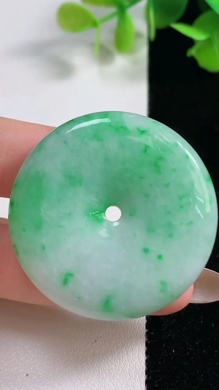 天然A货翡翠平安扣吊坠，尺寸39.8-6.7，重量:22.98g
10月29日