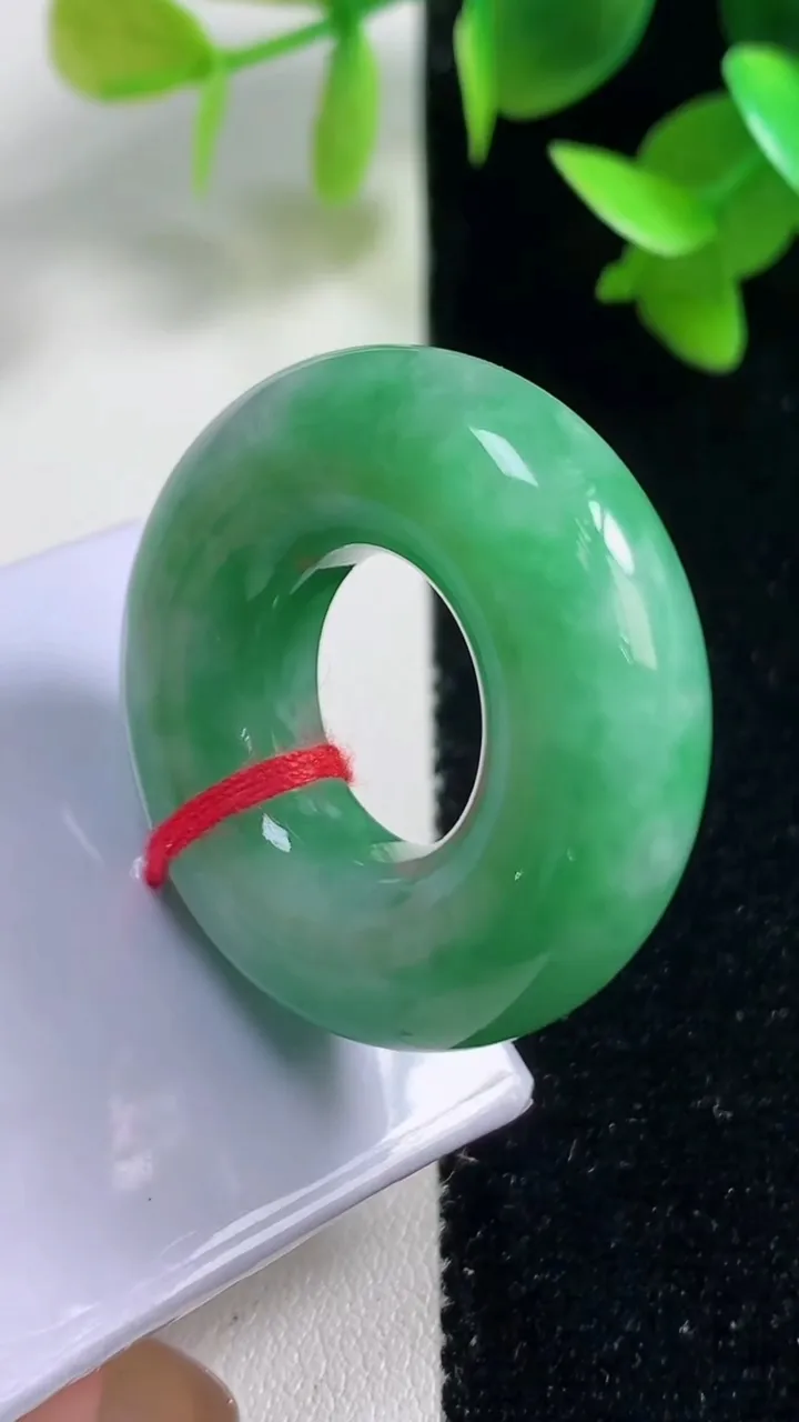 天然A货翡翠平安环 甜甜圈吊坠，尺寸33-9.2，重量:20.25g
10月29日