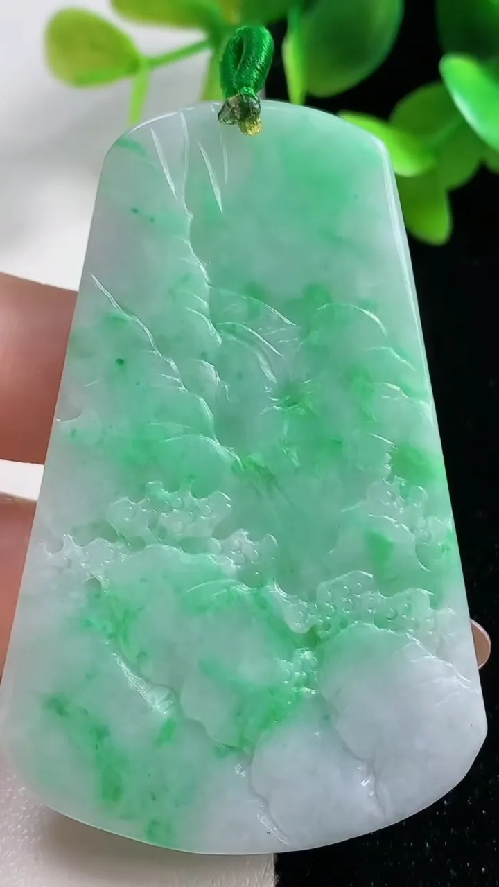 天然A货翡翠山水牌吊坠，尺寸62.8-39.3-5.5，重量:26.18g
10月29日