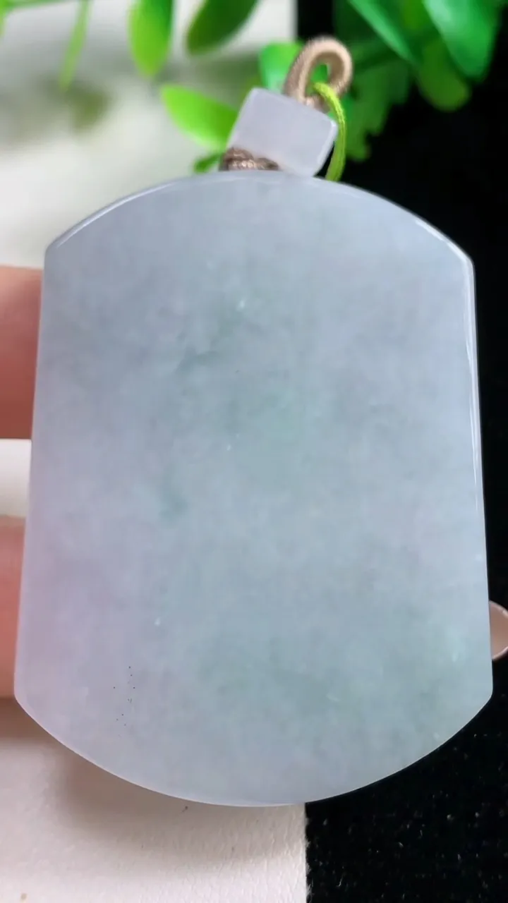 天然A货翡翠无事牌吊坠，尺寸54-39.8-6.4，重量:38.61g
10月29日