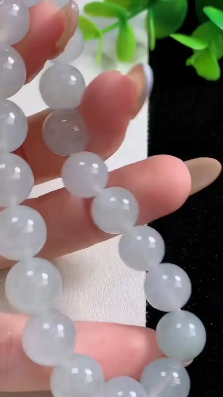天然A货翡翠种白冰圆珠手串，尺寸10-20颗，重量:33.96g10月29日
工厂直销收藏佳品,种好水足，色泽均匀，有种有色，上手高大气！