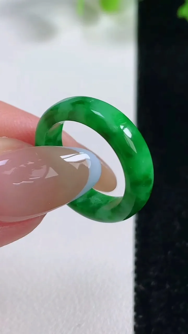 天然A货翡翠指环戒指，尺寸16-4.8-2.6，重量:2.54g2025年10月29日
工厂直销收藏佳品,种好水足，色泽均匀，有种有色，上手高大气！