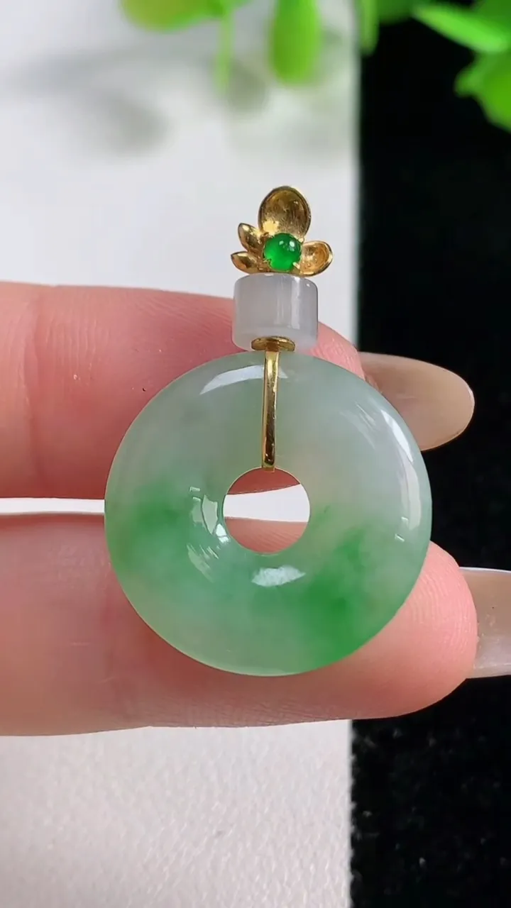 天然A货翡翠平安环吊坠，尺寸21.3-3.6，重量:3.98g
10月29日