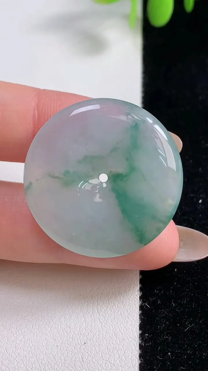 天然A货翡翠冰种飘花平安扣吊坠，尺寸30.8-5，重量:10.00g
10月29日