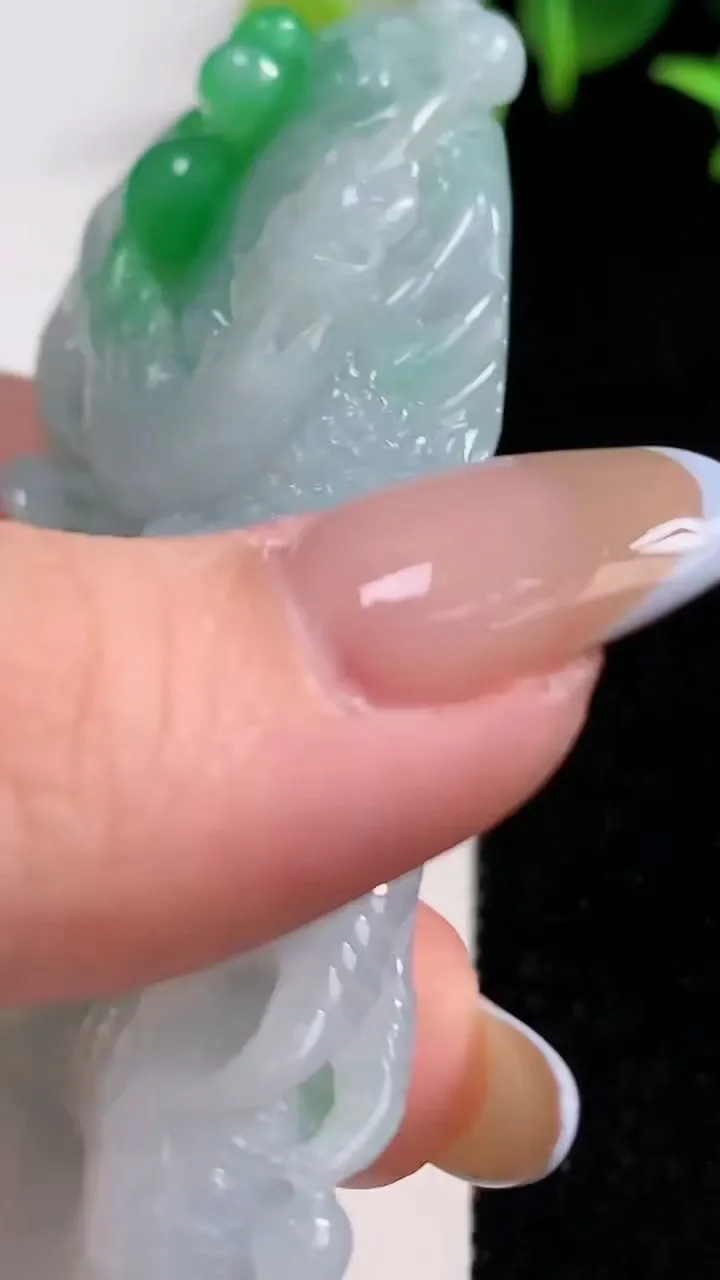 天然A货翡翠龙牌吊坠，尺寸72.2-37.2-11.7，重量:64.53g
10月29日