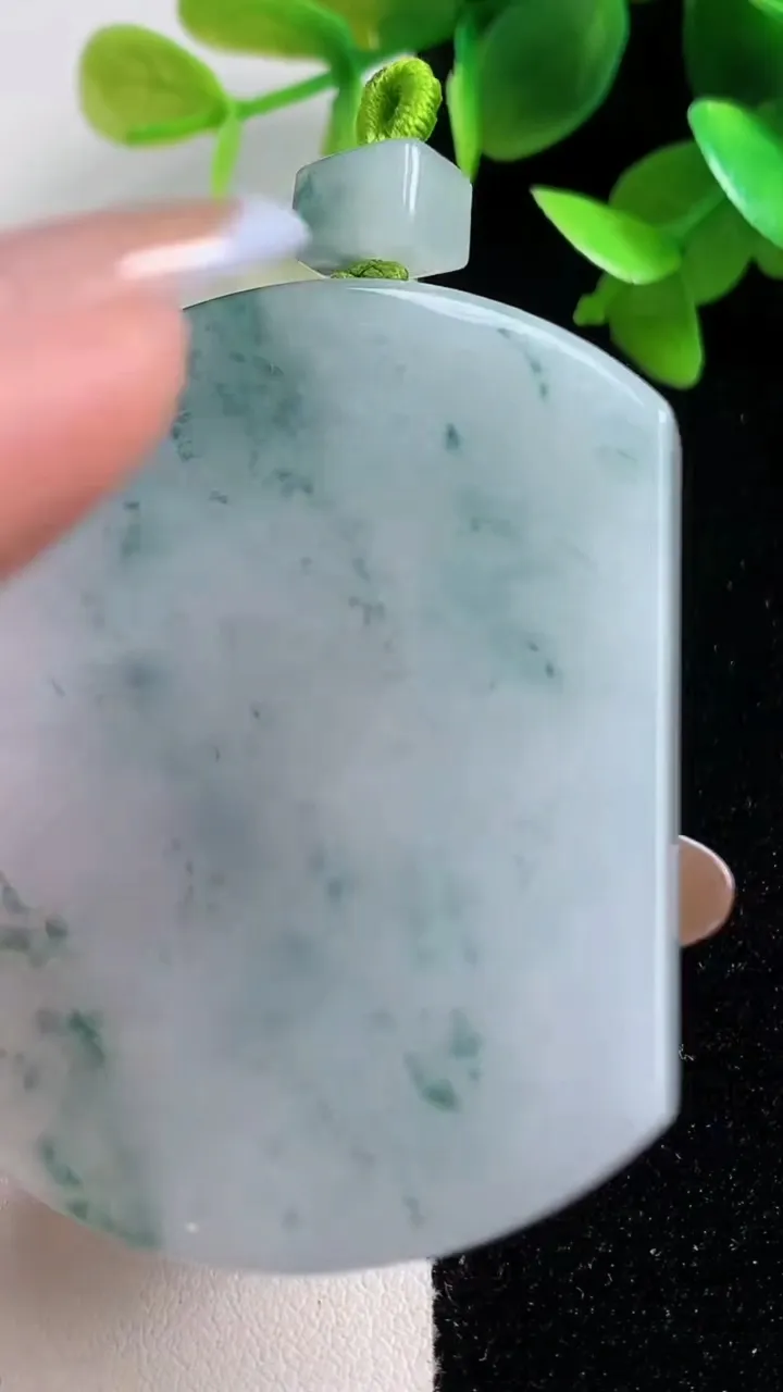 天然A货翡翠冰种飘花无事牌吊坠，尺寸53.2-40.4-6.4，重量:39.00g
10月29日