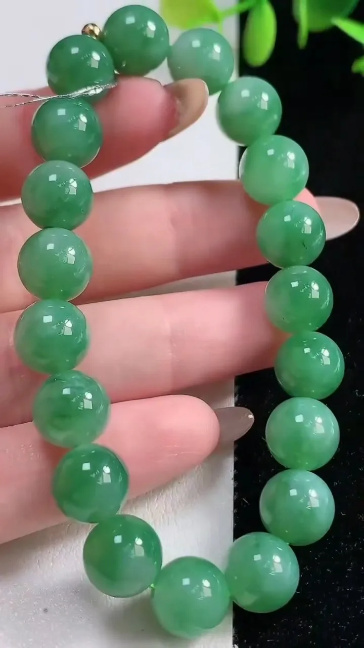 天然A货翡翠圆珠手串，尺寸10-19颗，重量:31.96g10月29日
工厂直销收藏佳品,种好水足，色泽均匀，有种有色，上手高大气！