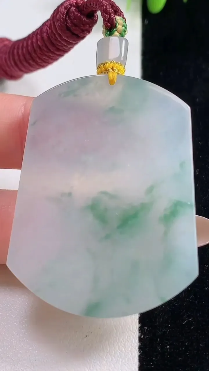 天然A货翡翠种飘花无事牌吊坠，尺寸48-36-6，重量:31.29g
10月29日