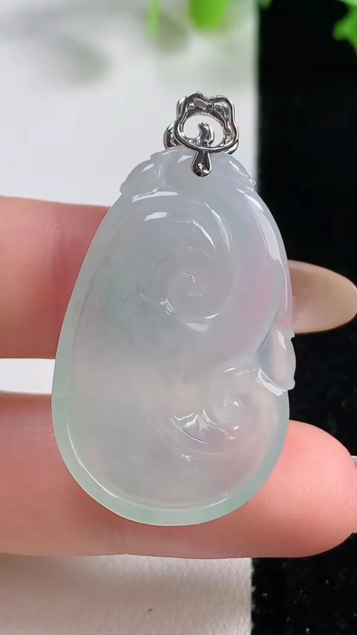 天然A货翡翠种白冰如意吊坠，尺寸32.7-21.8-5.2，重量:8.42g
10月29日