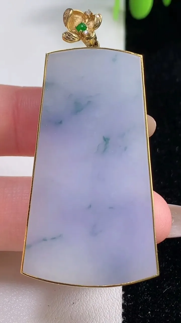 天然A货翡翠18K金紫罗兰飘花无事牌吊坠，尺寸48.3-26.2-4.5，重量:16.58g
10月29日