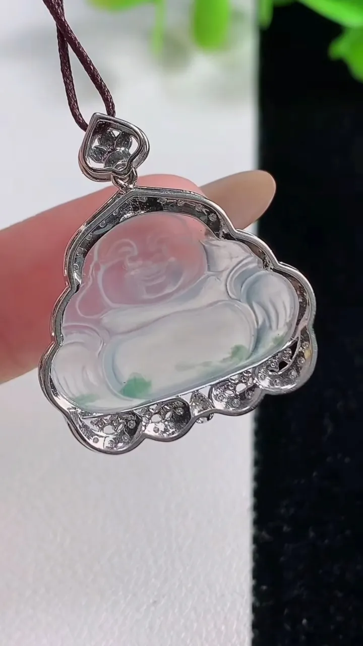 天然A货翡翠种飘花佛公吊坠，尺寸28.2-24.3-6.2，裸石16-22.5重量:3.16g
10月29日