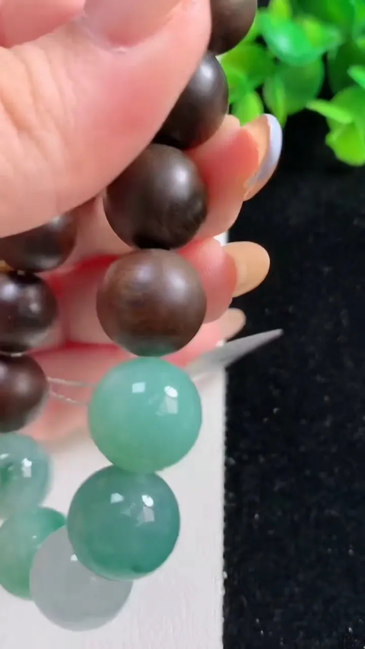 天然A货翡翠圆珠手串，尺寸12.8，重量:31.74g10月29日
工厂直销收藏佳品,种好水足，色泽均匀，有种有色，上手高大气！