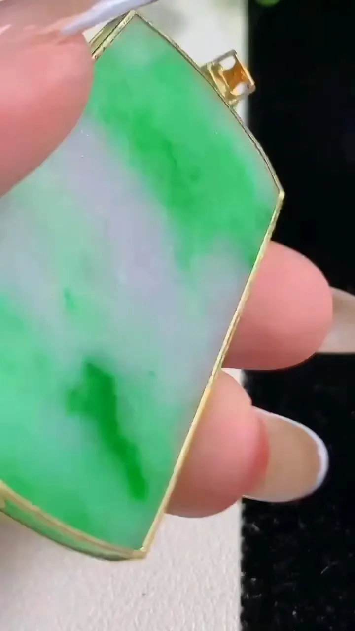 天然A货翡翠无事牌吊坠，尺寸476-30-4，重量:15.76g
10月29日