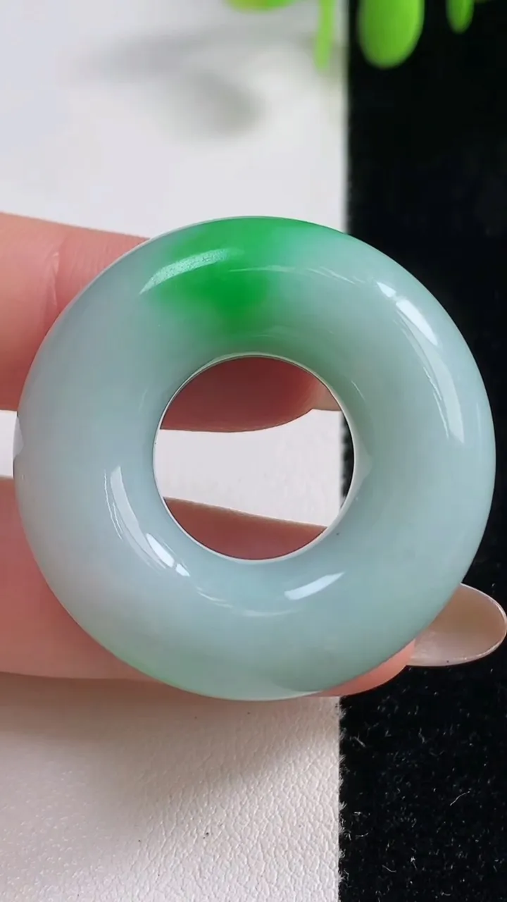 天然A货翡翠平安环吊坠，尺寸36.2-11，重量:25.61g
10月29日